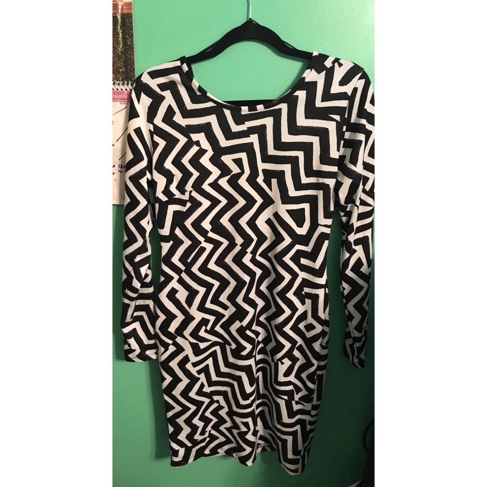 Abstract White and Black dress long sleeve